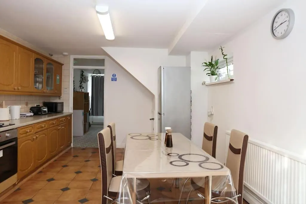 Holiday home The Entire 4 Bedroom House Near Victoria Park And In Bow London E3