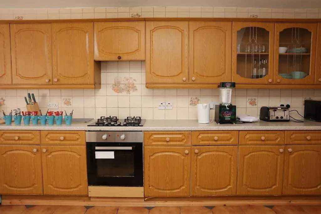The Entire 4 Bedroom House Near Victoria Park And In Bow London E3