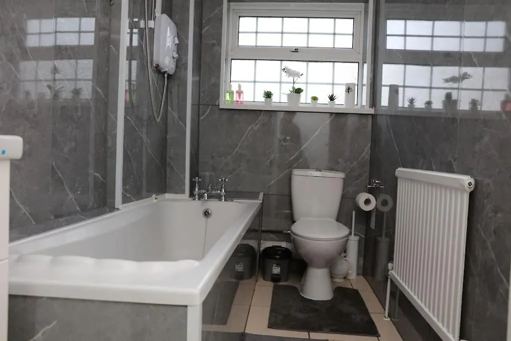 Holiday home The Entire 4 Bedroom House Near Victoria Park And In Bow London E3