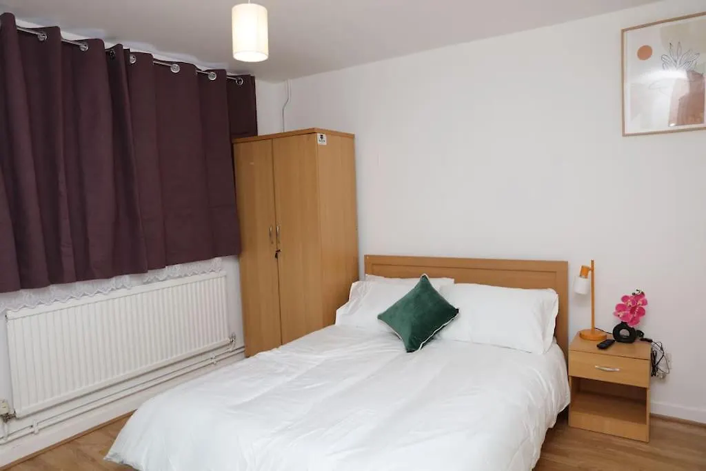 The Entire 4 Bedroom House Near Victoria Park And In Bow London E3 0*,