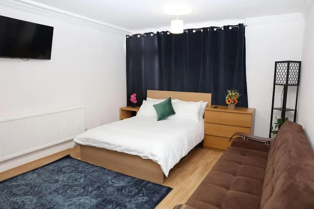 Holiday home The Entire 4 Bedroom House Near Victoria Park And In Bow London E3