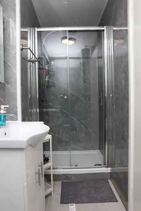 The Entire 4 Bedroom House Near Victoria Park And In Bow London E3 0*,