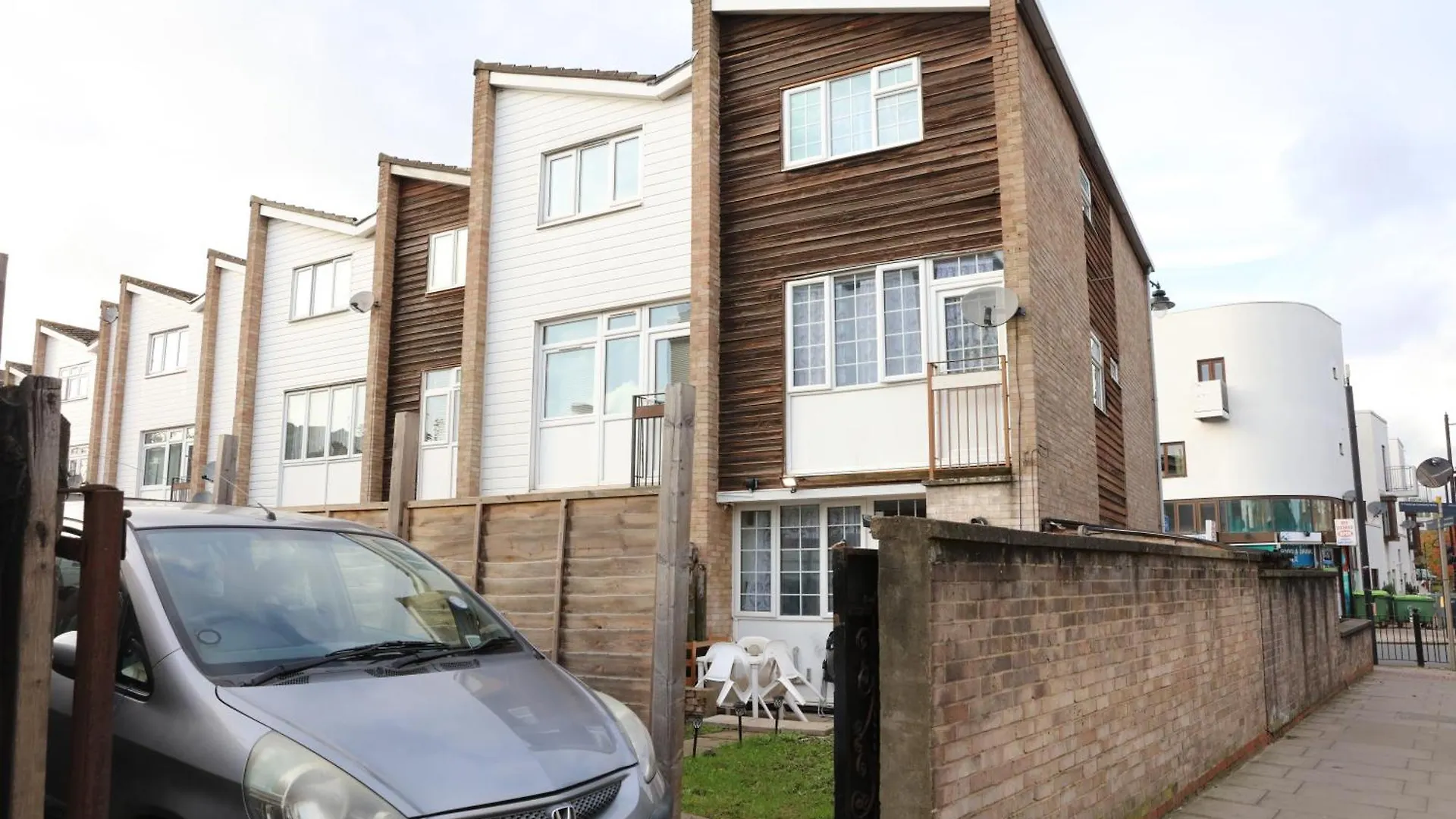 The Entire 4 Bedroom House Near Victoria Park And In Bow London E3