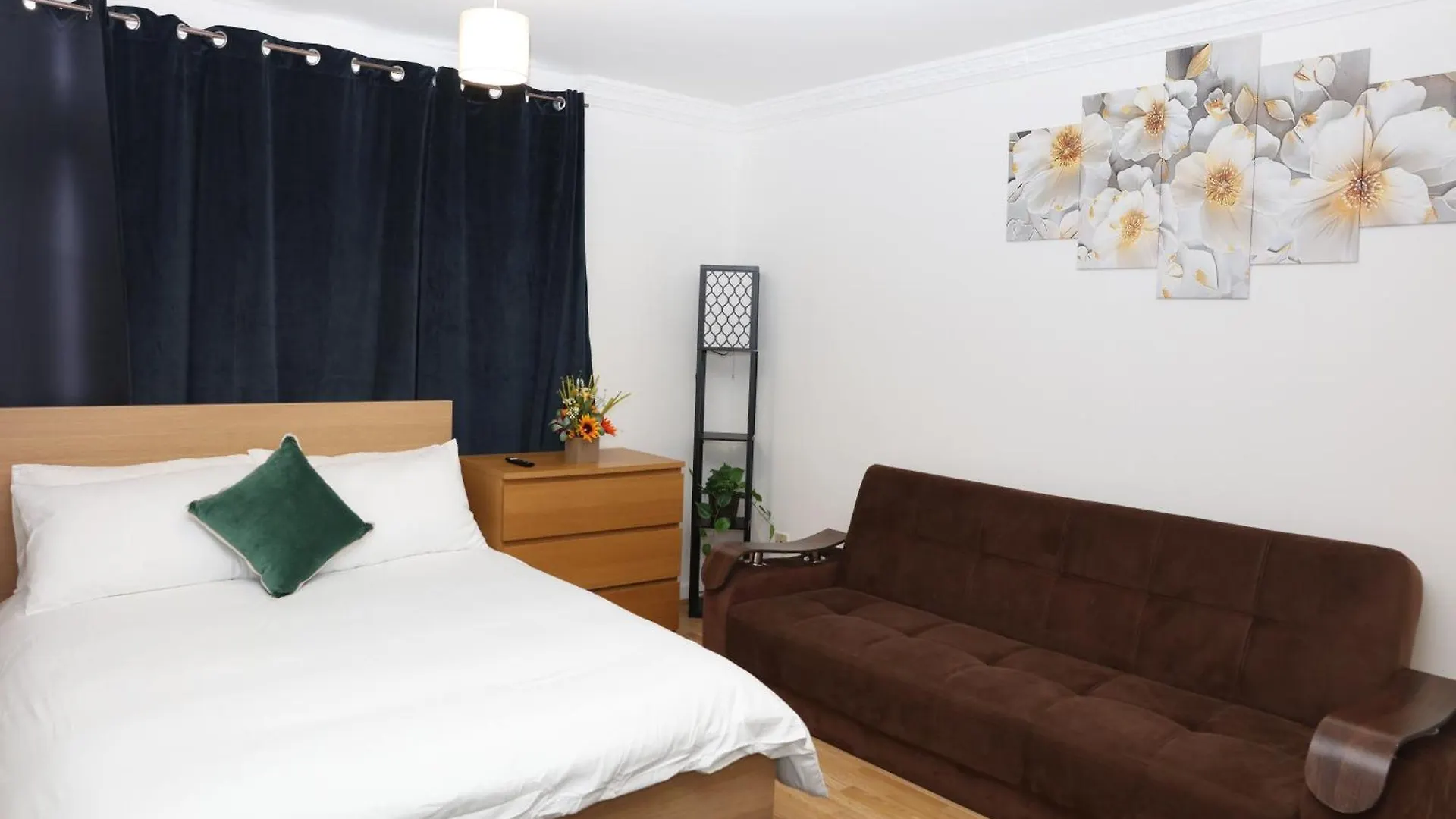 The Entire 4 Bedroom House Near Victoria Park And In Bow London E3 Holiday home