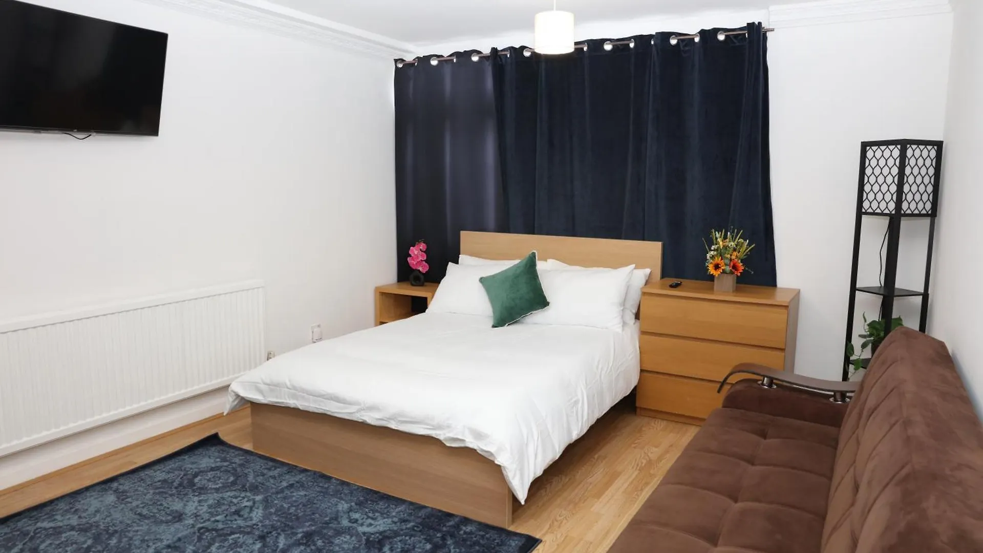 The Entire 4 Bedroom House Near Victoria Park And In Bow London E3 0*,  United Kingdom